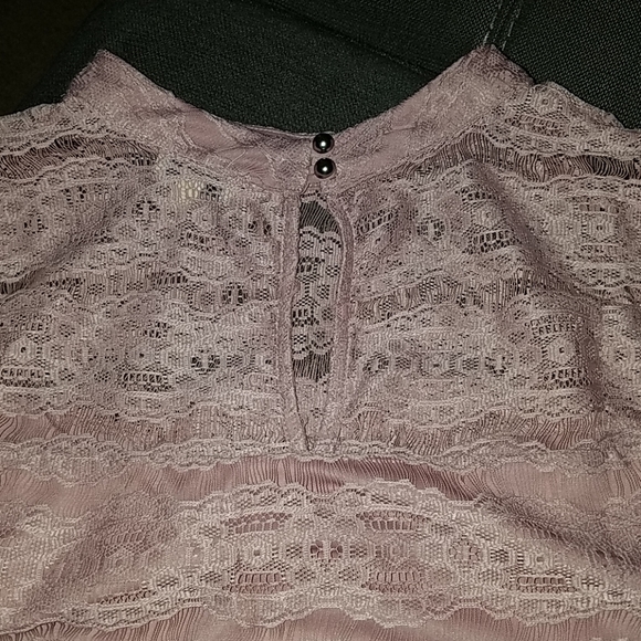 Sleeveless High neck lace Blouse - Picture 5 of 5